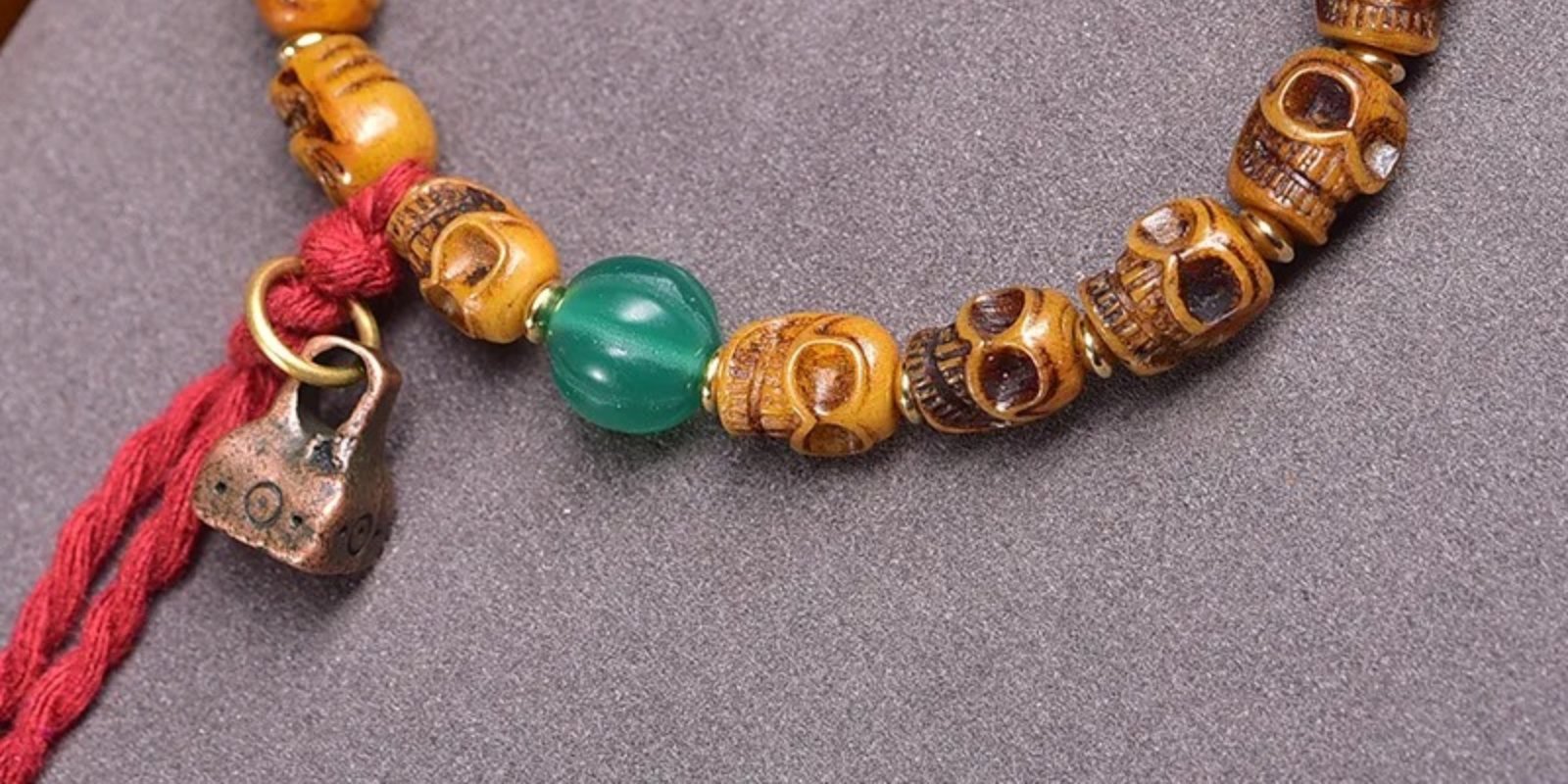 Bracelet Tête de Mort Tibétain "Cloche du Karma Vagabond" : des matériaux riches de symboles